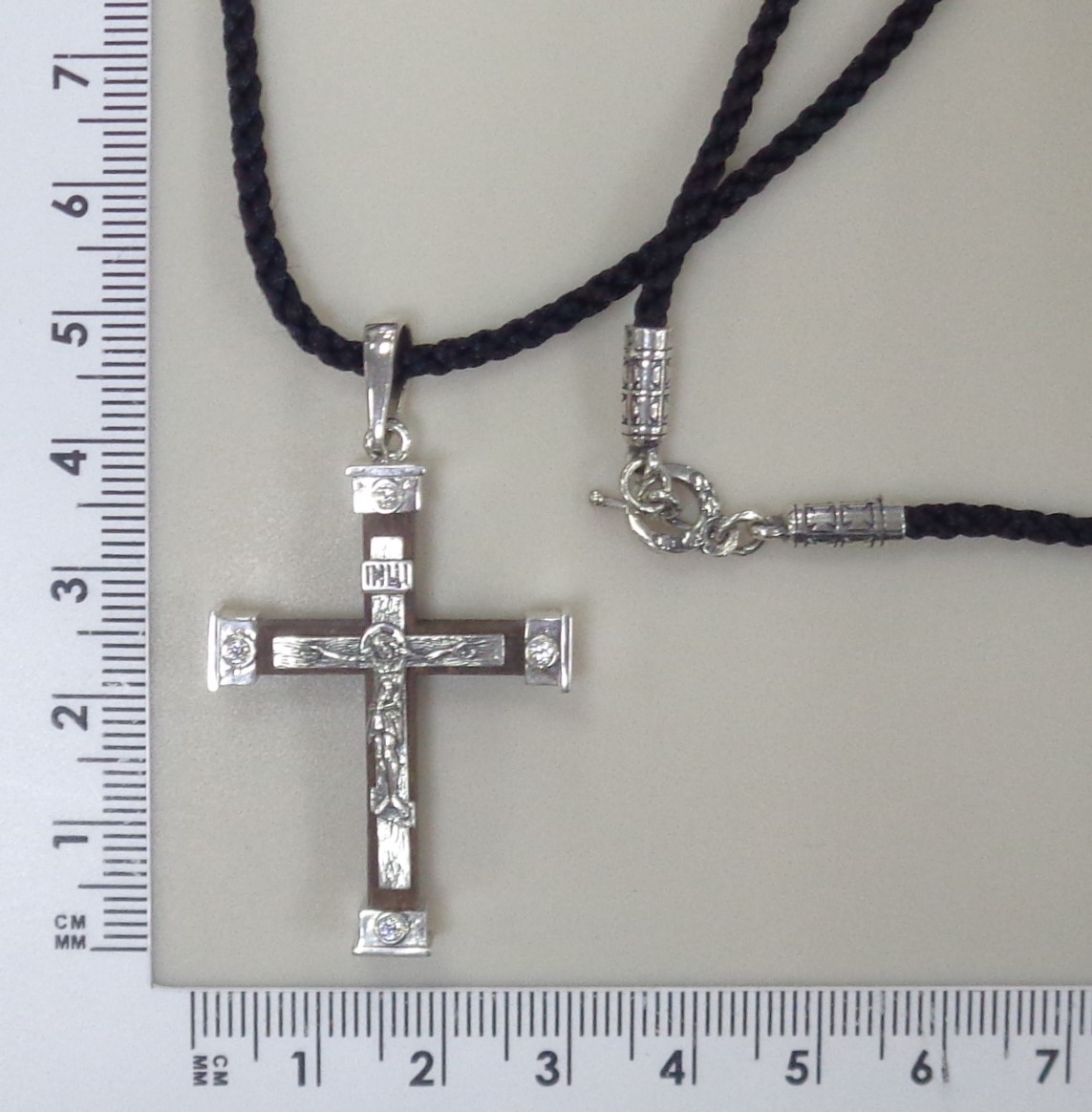 Серебряная подвеска-крест с фианитами на шнурке